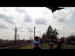 ukraine news fighter at critical height a fighter jet flew very low over people in kramatorsk (04/16/2014)